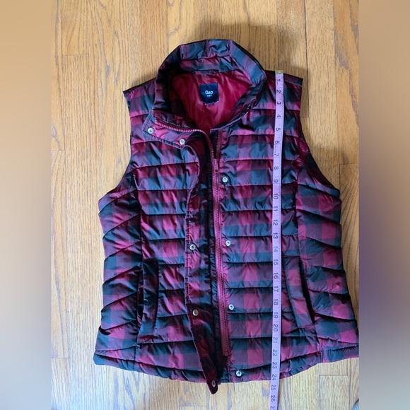 ❤️❤️GAP Red & Black Checkered Plaid Slimming Puffer Vest Size Medium❤️❤️ - Picture 8 of 10